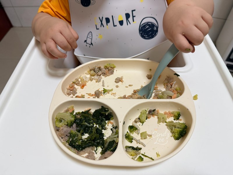 [育兒] 媽咪學苑【赫媽咪寶寶矽膠餐具組+水杯+剪刀+恐龍組